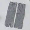 Bambou-japonais-hommes-et-femmes-t-fibre-deux-doigts-chaussettes-noir-Kimono-bascule-sandale-fendu-Ninjia.jpg_640x640-4 Chaussettes Tabi colorées - Gris