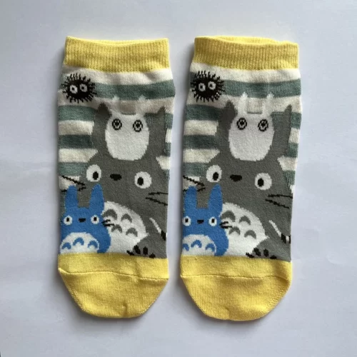 Chaussettes-femme-Hayao-Miyazaki-Mon-Voisin-Totoro-Chihiro-Kiki-la-petite-sorci-re-Printemps-Et-Mignon.jpg_640x640-27 Mini chaussettes Totoro - Jaune à rayures
