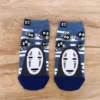 Chaussettes-femme-Hayao-Miyazaki-Mon-Voisin-Totoro-Chihiro-Kiki-la-petite-sorci-re-Printemps-Et-Mignon.jpg_640x640-32 Mini chaussettes Chihiro - Sans visage bleu