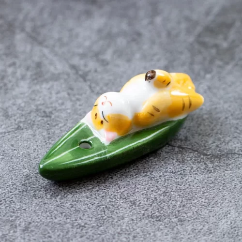 ceramic-incense-holder-thurible-incense-cap-raised-ornaments-for-the-house-japanese-cat.jpg_640x640-2 Porte Encens Chat Kawaii - Jaune-et-vert