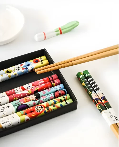 Sb694f022c79e4b3586a9fe071ebfa0138 (1) (1) Baguettes Japonaises Daruma et Maneki Neko